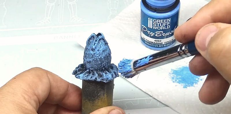 pintando una flor con pintura para pincel seco